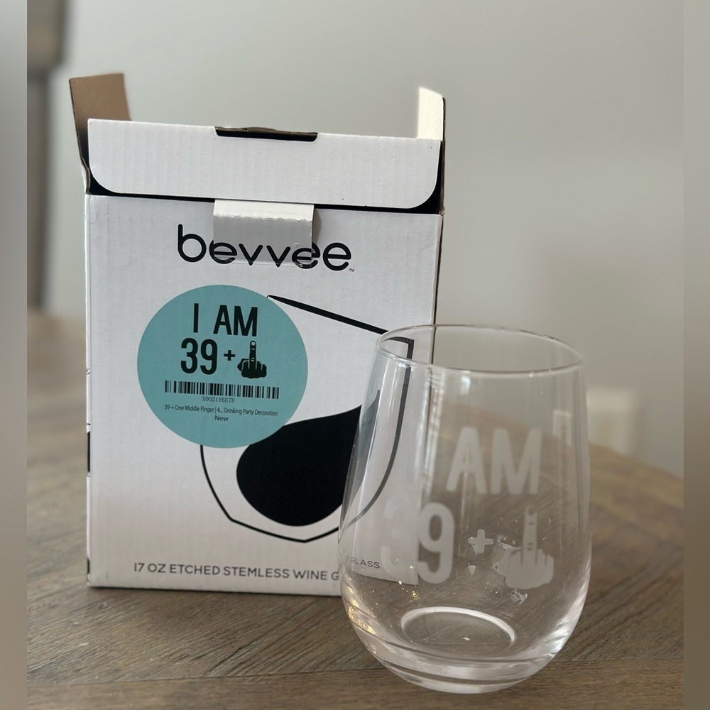 Middle Finger Wine Glass 39 Years Old + 🖕🏼